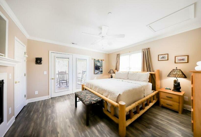 شقة غرفتين, The Bears Den