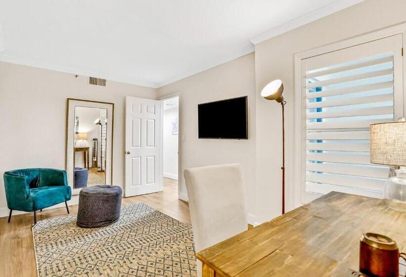 شقة غرفتين, Lighthouse Pointe 402