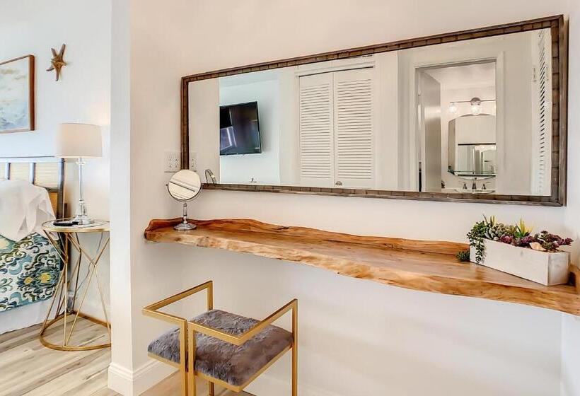 شقة غرفتين, Sandpiper Tower 606