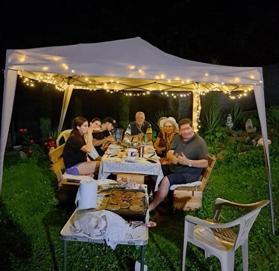 اتاق خانوادگی, Mala Farma Nani