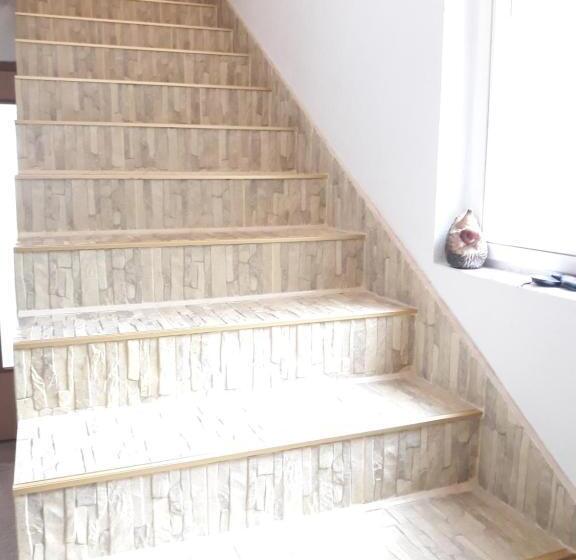 اتاق خانوادگی با چشمانداز باغ, Mala Farma Nani