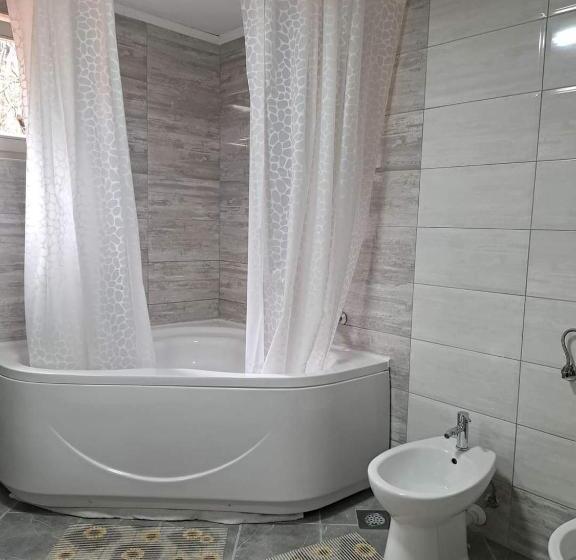 اتاق خانوادگی با چشمانداز باغ, Mala Farma Nani