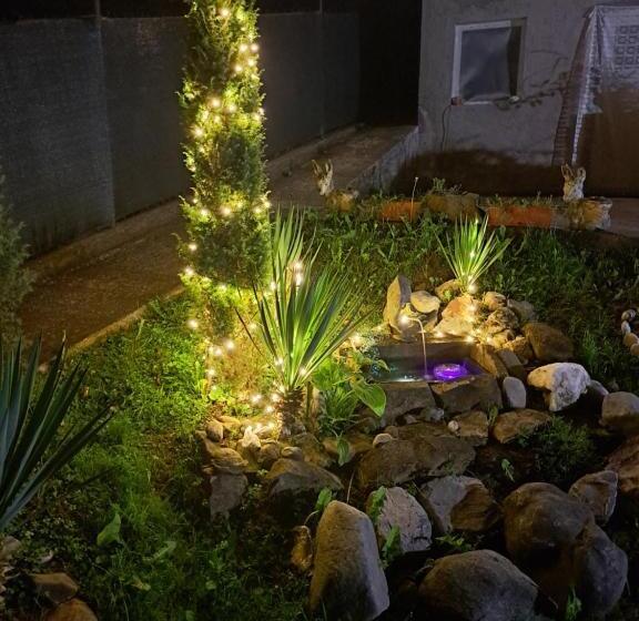 اتاق خانوادگی با چشمانداز باغ, Mala Farma Nani