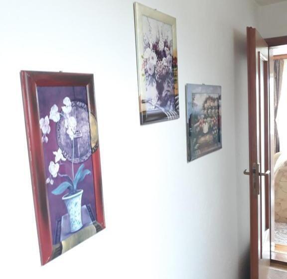 اتاق خانوادگی با چشمانداز باغ, Mala Farma Nani