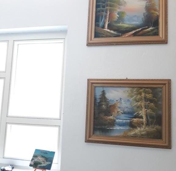 اتاق خانوادگی با چشمانداز باغ, Mala Farma Nani