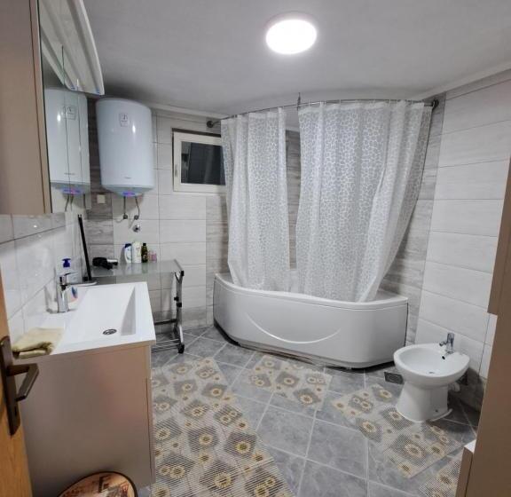 اتاق استاندارد سه نفره, Mala Farma Nani