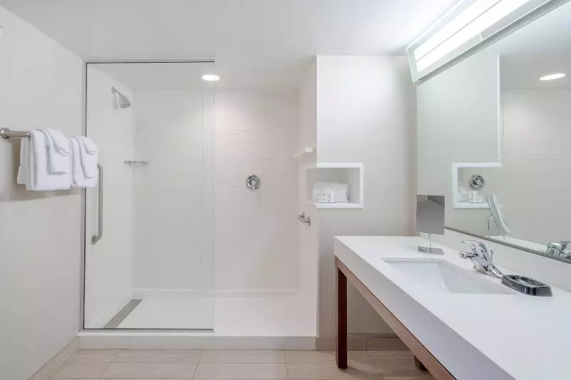 キングサイズベッドのスタンダードルーム, Courtyard By Marriott Wilkes Barre Arena