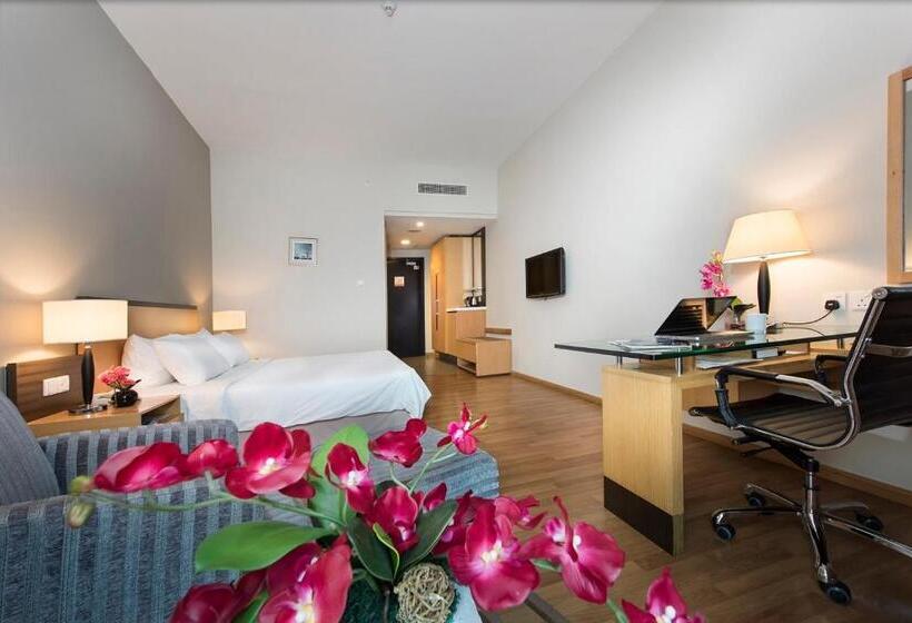 اتاق لوکس با تخت بزرگ, Kingwood Hotel Sibu