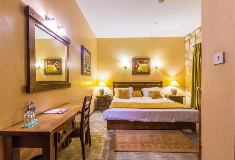 اتاق لوکس یک تخته, Mountains Of The Moon