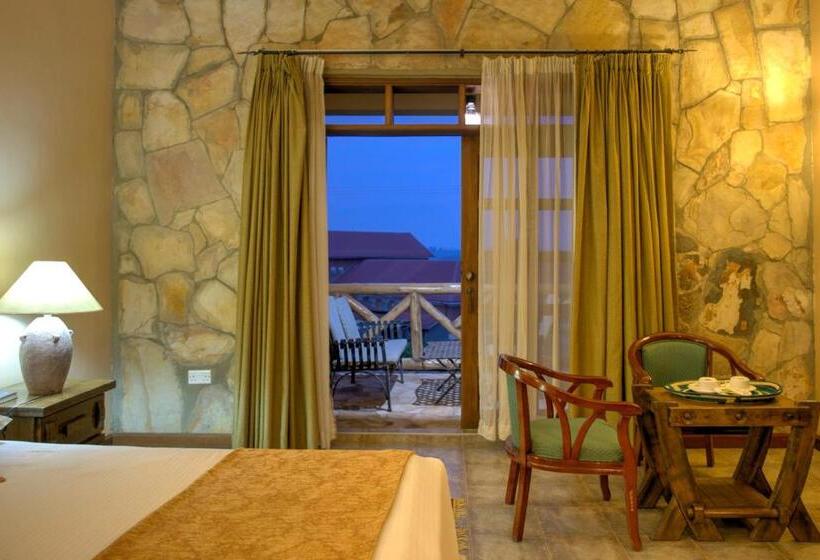 اتاق لوکس یک تخته, Mountains Of The Moon