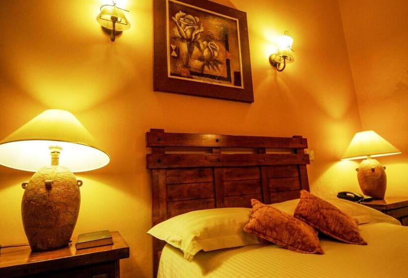 اتاق لوکس یک تخته, Mountains Of The Moon