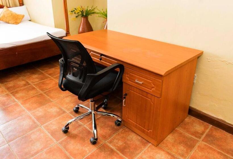 اتاق لوکس خانوادگی, Mountains Of The Moon