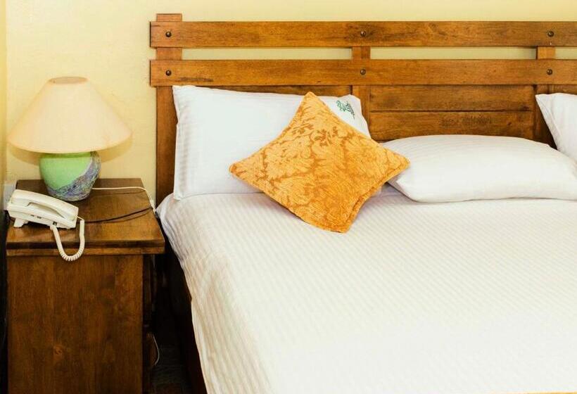 اتاق لوکس خانوادگی, Mountains Of The Moon