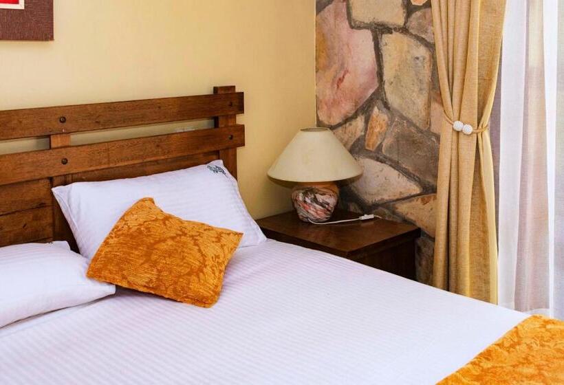 اتاق لوکس خانوادگی, Mountains Of The Moon