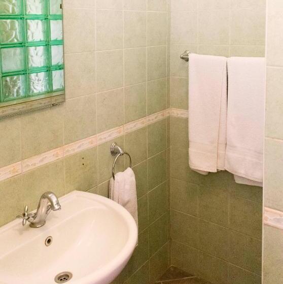 اتاق لوکس یک تخته, Mountains Of The Moon