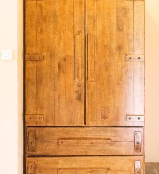 اتاق لوکس یک تخته, Mountains Of The Moon