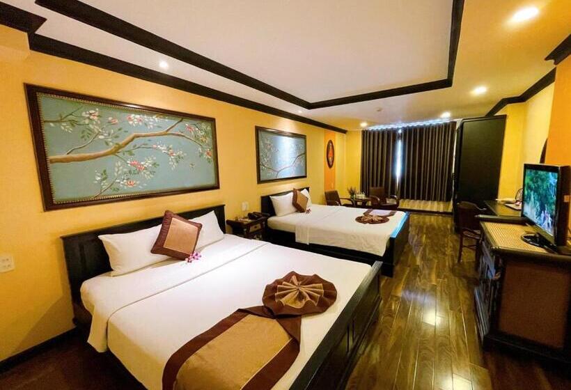 مجموعه ویستا شهر, Ipeace Hotel   Bùi Viện Walking Street