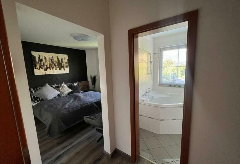 اتاق استاندارد, Restaurace Pyramida