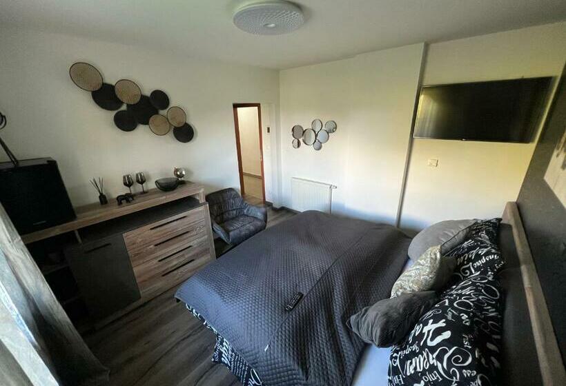 اتاق استاندارد, Restaurace Pyramida