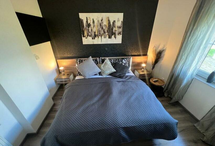 اتاق استاندارد, Restaurace Pyramida