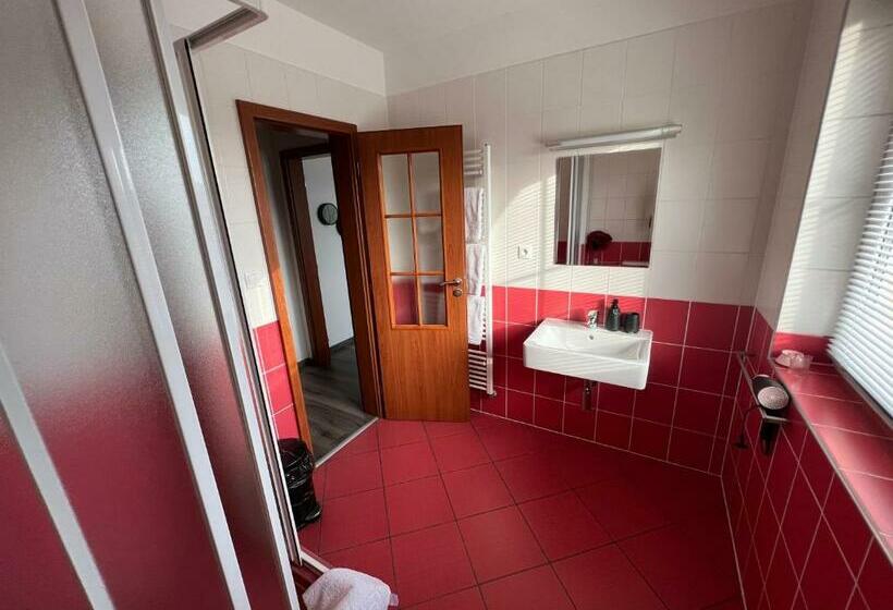 اتاق استاندارد, Restaurace Pyramida