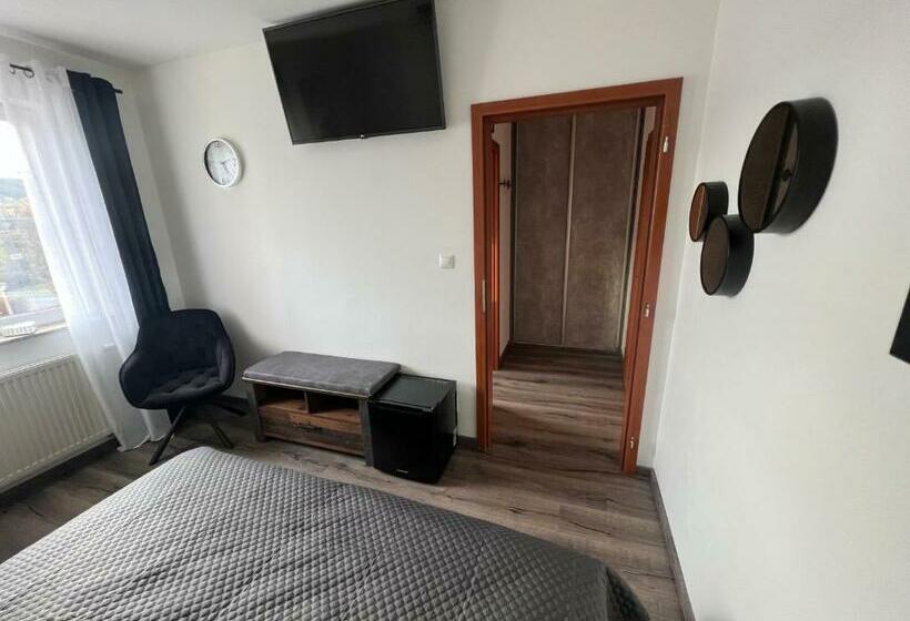 اتاق استاندارد, Restaurace Pyramida