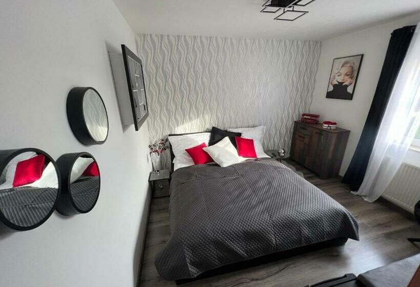 اتاق استاندارد, Restaurace Pyramida