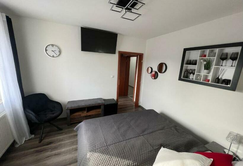 اتاق استاندارد, Restaurace Pyramida