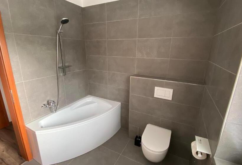 اتاق لوکس, Restaurace Pyramida