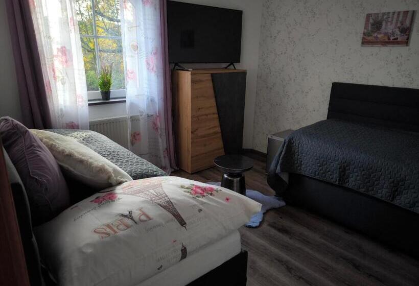 اتاق لوکس, Restaurace Pyramida