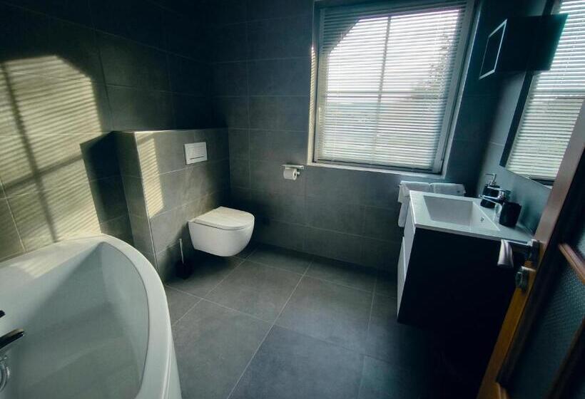 اتاق لوکس, Restaurace Pyramida