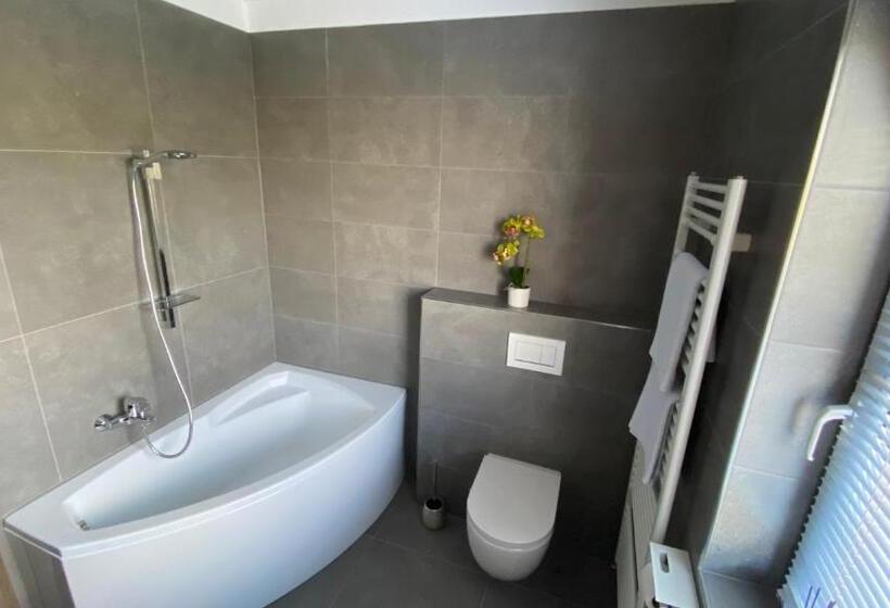 اتاق استاندارد, Restaurace Pyramida