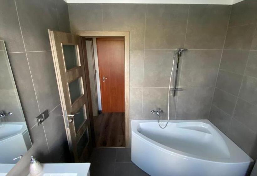 اتاق استاندارد, Restaurace Pyramida