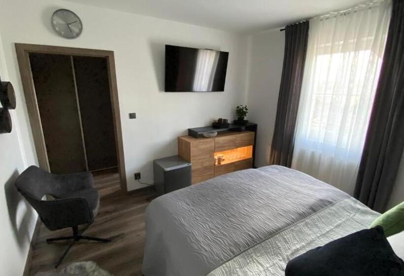 اتاق استاندارد, Restaurace Pyramida