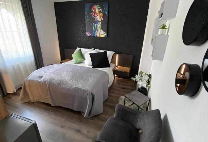 اتاق استاندارد, Restaurace Pyramida