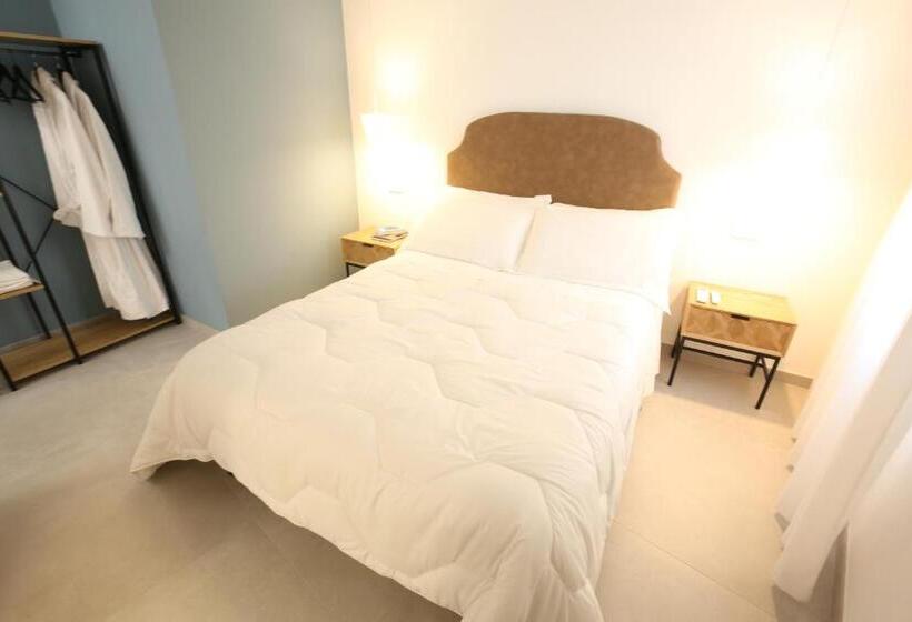 디럭스 룸, Agatopisto Animo Salmastro