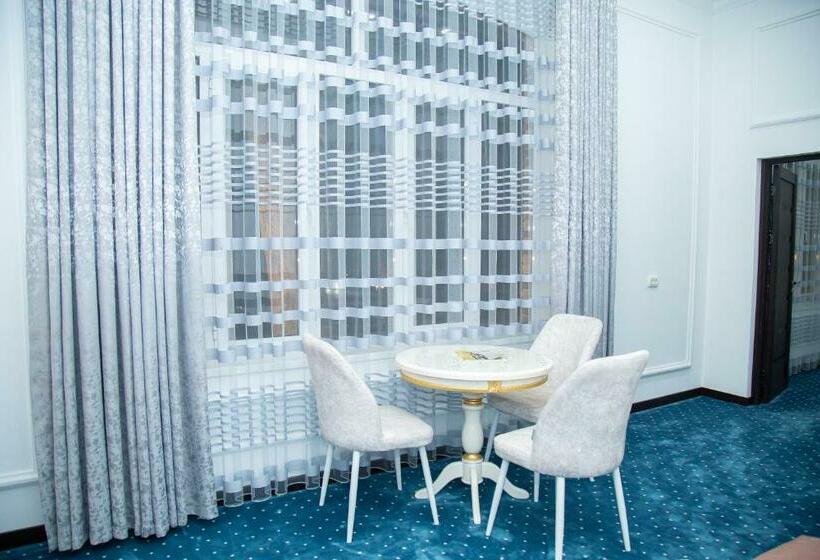 חדר דלוקס, Lola Kokand