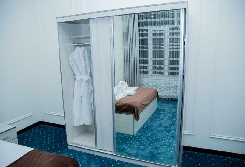 חדר דלוקס, Lola Kokand