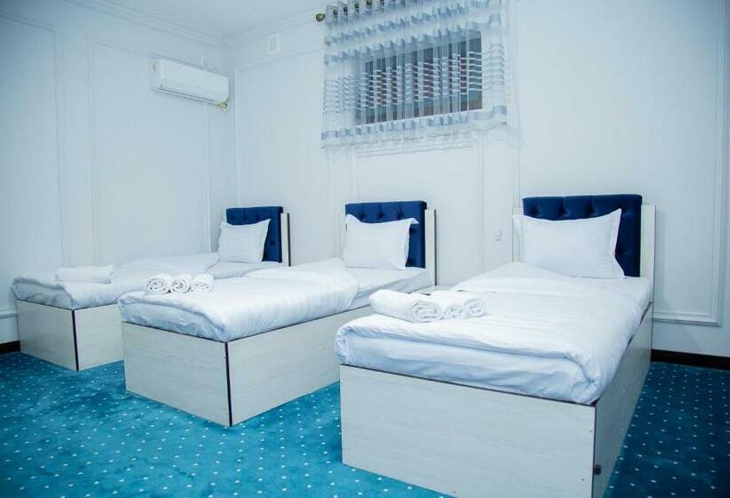 חדר סטנדרט לשלושה, Lola Kokand