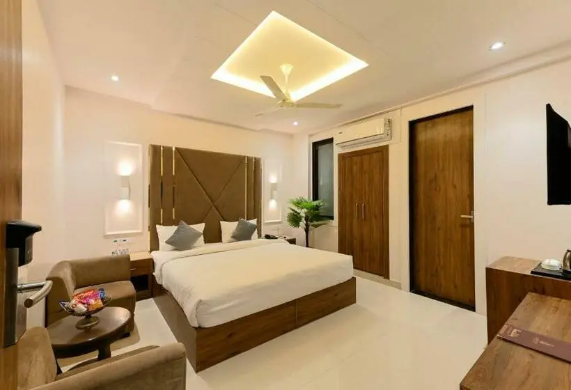 Triple Exécutive, Avalon Palms Agra