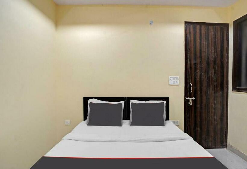 トリプルクラシックルーム, Capital O Mt Corporate Stays Near Iskcon Temple Noida