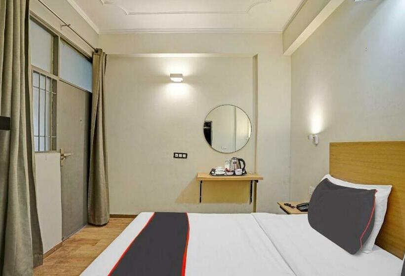 トリプルクラシックルーム, Capital O Mt Corporate Stays Near Iskcon Temple Noida