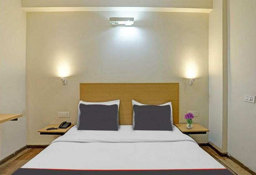 トリプルクラシックルーム, Capital O Mt Corporate Stays Near Iskcon Temple Noida