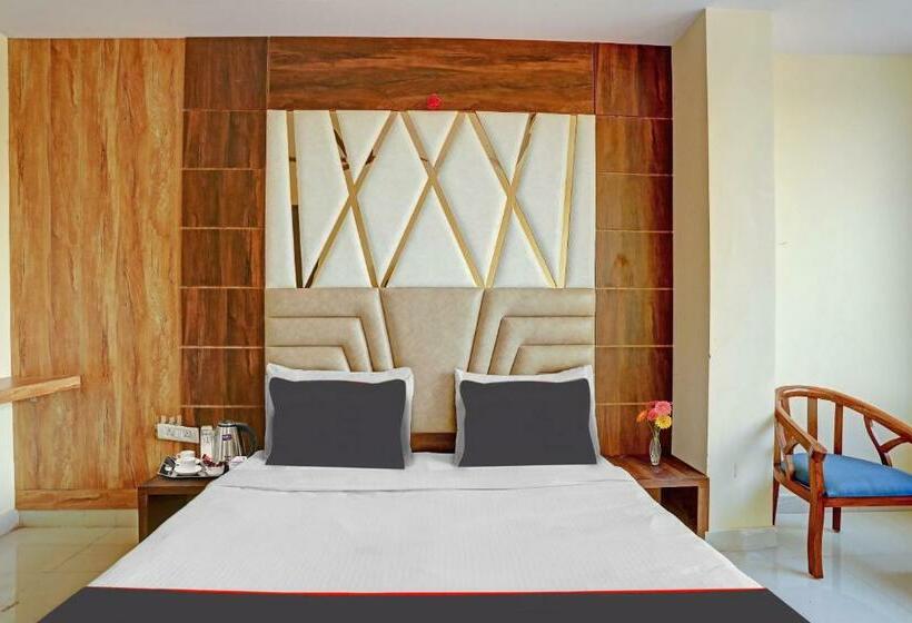 Трехместный Номер Классика, Capital O Mt Corporate Stays Near Iskcon Temple Noida