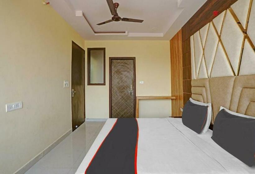 トリプルクラシックルーム, Capital O Mt Corporate Stays Near Iskcon Temple Noida