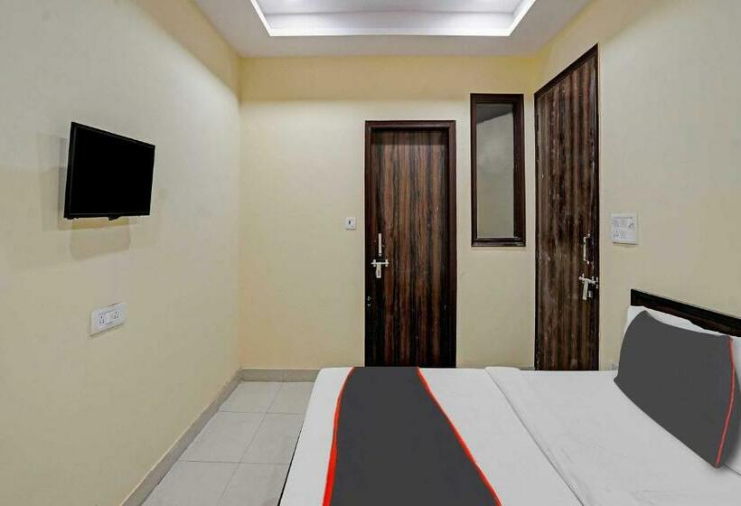 トリプルクラシックルーム, Capital O Mt Corporate Stays Near Iskcon Temple Noida