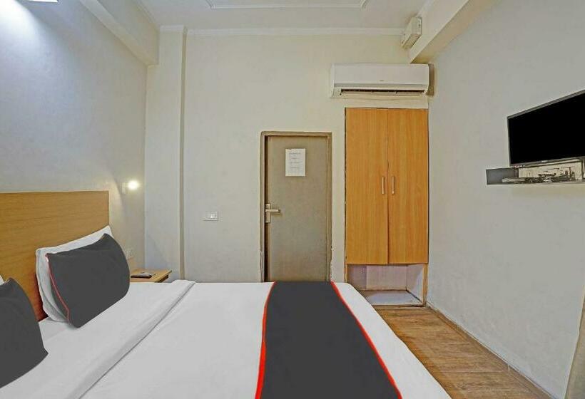 トリプルクラシックルーム, Capital O Mt Corporate Stays Near Iskcon Temple Noida