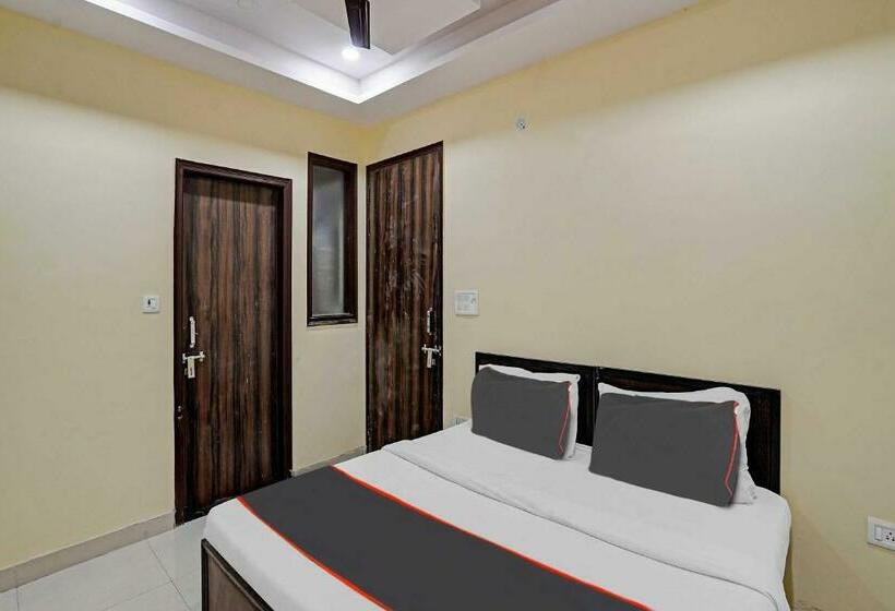トリプルクラシックルーム, Capital O Mt Corporate Stays Near Iskcon Temple Noida