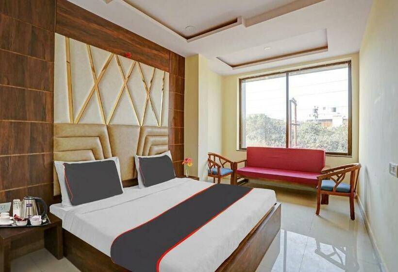 トリプルクラシックルーム, Capital O Mt Corporate Stays Near Iskcon Temple Noida