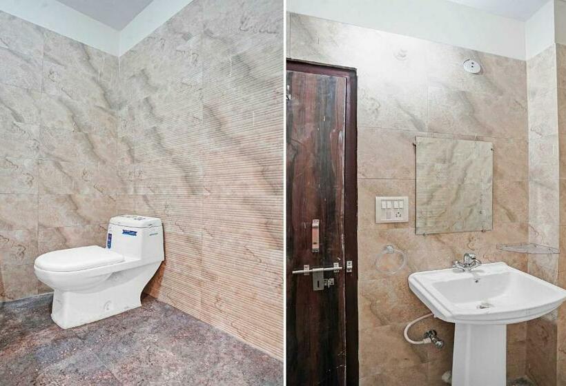 トリプルクラシックルーム, Capital O Mt Corporate Stays Near Iskcon Temple Noida